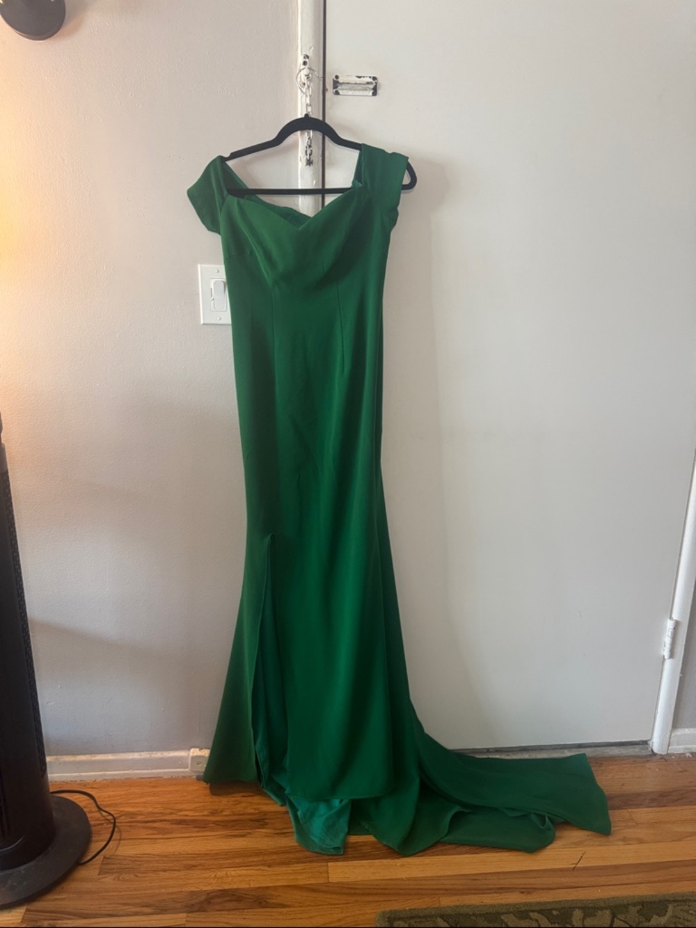 Elegant Emerald Green Off-Shoulder Evening Gown